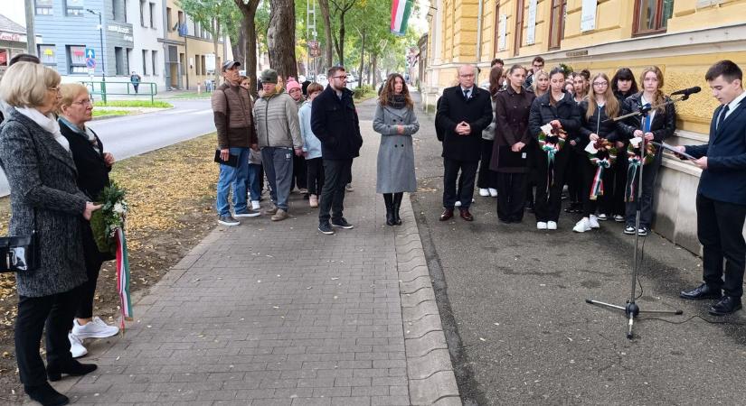"Köszönet helyett kötelet kapott" - Szilágyi Lászlóra emlékeztek egykori iskolája előtt (fotógalériák, videók)