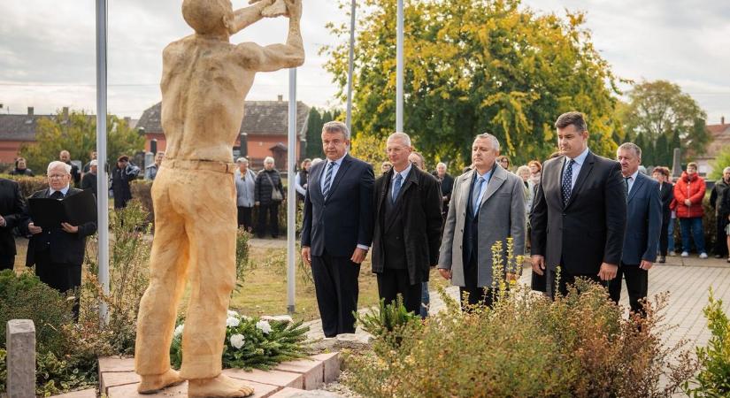 Tisztelet ’56 hőseinek! – Decsen kezdték a megemlékezést