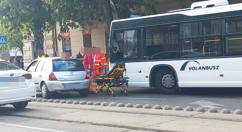 Baleset nehezíti a forgalmat Szeged belvárosában, érdemes kerülni