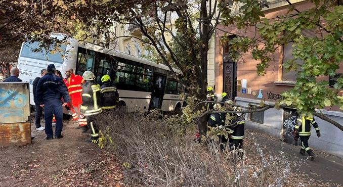 Szolnoki buszbaleset: éppen nem volt óra abban a teremben, ahova a jármű csapódott