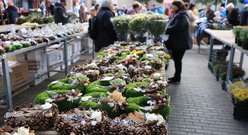 Szekszárdon most mindenki vásárol: leesett az ár a piacon a hosszú hétvége előtt! (galéria)