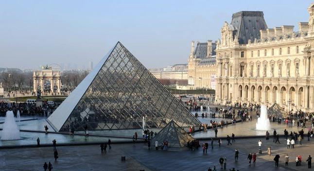 7 perc alatt kirabolták a Louvre-ból a francia királynék ékszereit