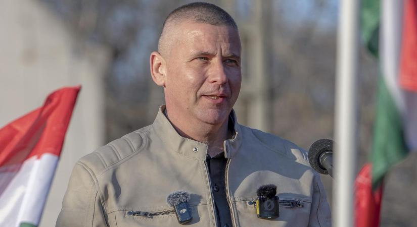 Vizsgálat indult egy rendőr ellen, amiért nem a főbejáraton engedte ki Ruszin-Szendi Romuluszt a kihallgatása után