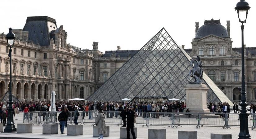 A hétvégi ékszerrablás után ismét látogatható a Louvre