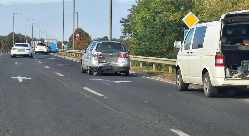 Két autó ütközött a 35-ös főúton, mentő is a helyszínen! - fotókkal