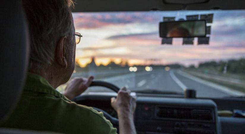Döntött az EU: jön a digitális jogsi, a 17 évesek is vezethetnek – de nem akárhogy!