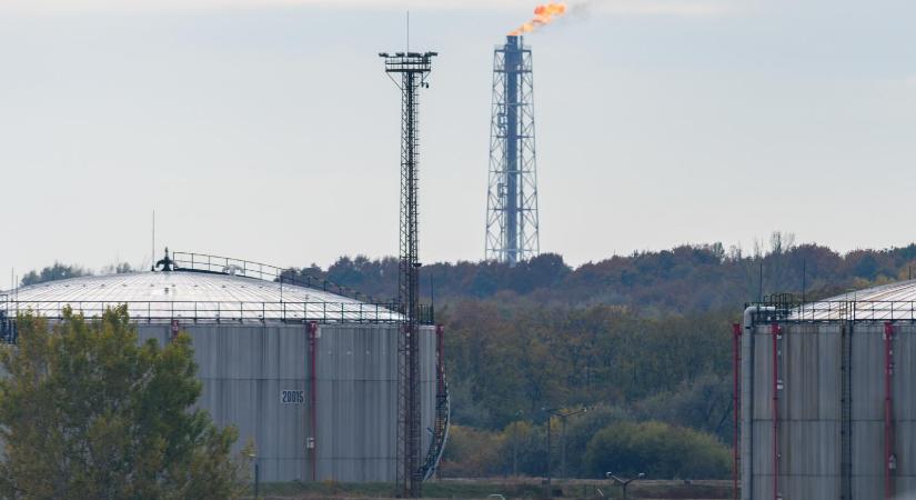 Gondatlan veszélyeztetés gyanújával büntetőeljárás indult a Dunai Finomítóban pusztító tűz miatt