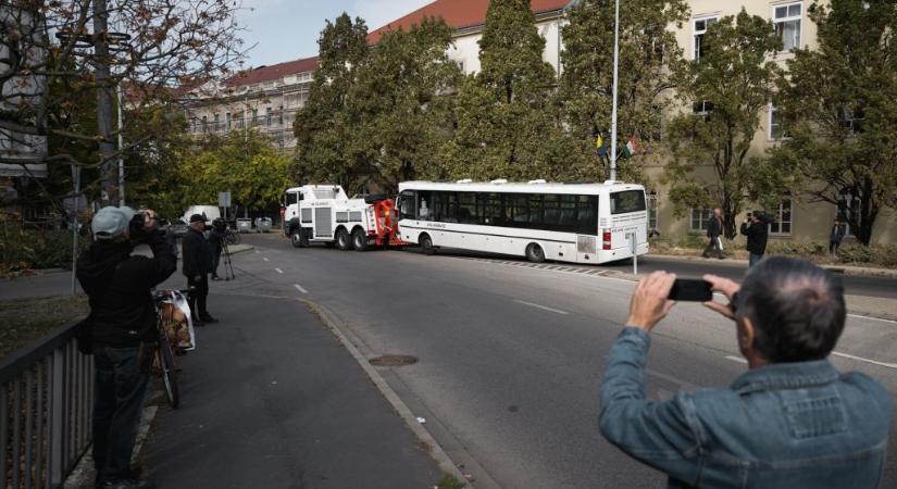Szolnoki buszbaleset: videón a sérültek ellátása és a gimnáziumba csapódott busz kiszabadítása