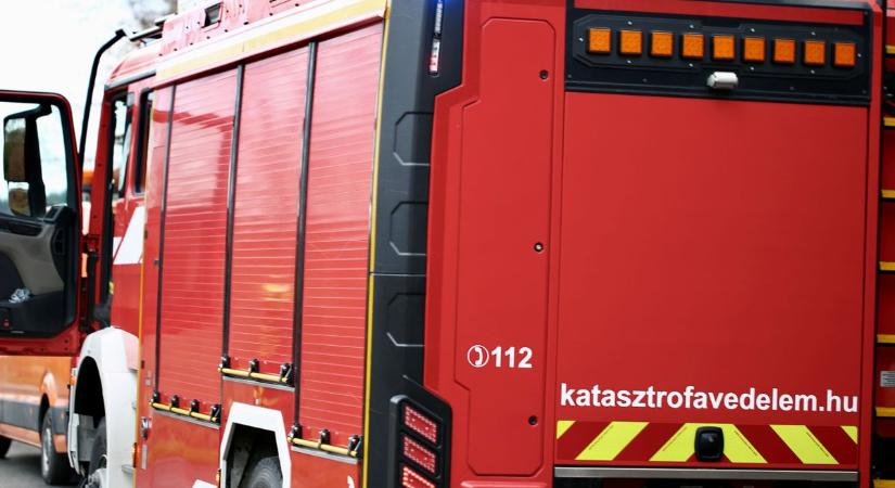 Lángolt egy épület a zalai településen, kerti égetés okozta a bajt