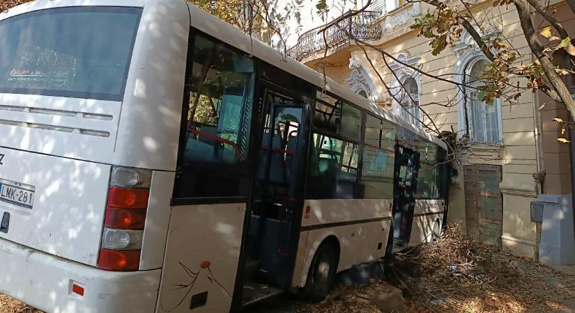 Iskola falába csapódott egy busz Szolnokon, huszonhárom embert vittek kórházba
