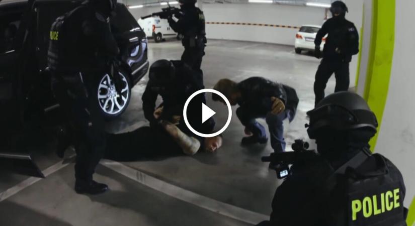 Elkapták G.w.M-et, bilincsbe verve vitték el – videó