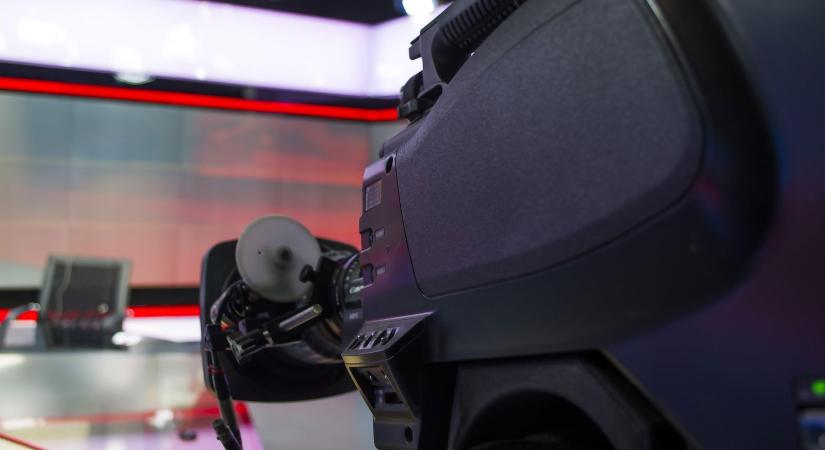 Ilyen még nem történt magyar tévében, vetkőzni kezdett a műsorvezető