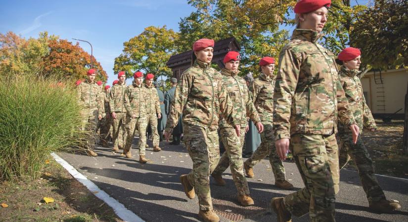 Seregnyi katona és diák előtt avatták fel Debrecen legújabb emlékművét – fotókon, videón az ünnepség
