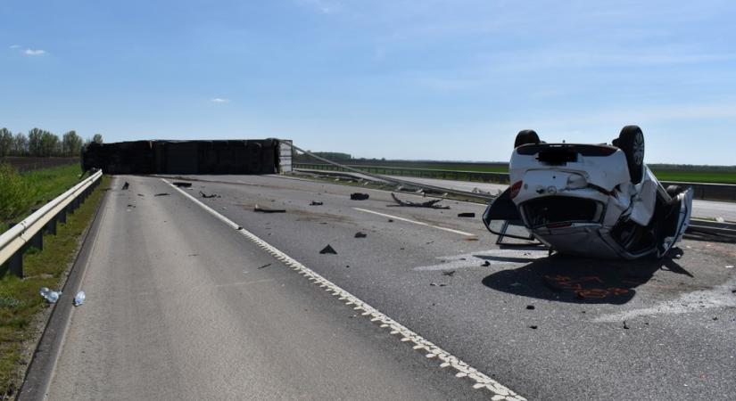 Bénázott a sofőr, súlyos balesetet okozott az M35-ösön