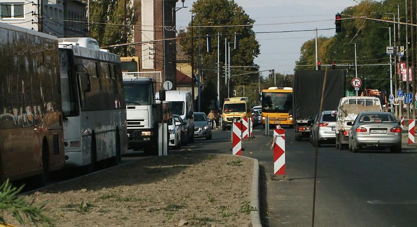 Jól halad a Erzsébet utca, a Szoboszlói út és Külsővásártér kereszteződésének kapacitásbővítő átalakítása – videóval