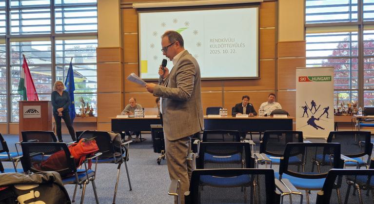 Egyszerre botrányos és kabaréba hajló küldöttgyűlésen buktatták meg a síszövetség elnökét