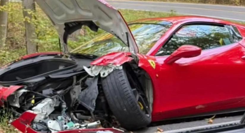 Pár centis megcsúszás elég volt ronggyá törni a Ferrarit