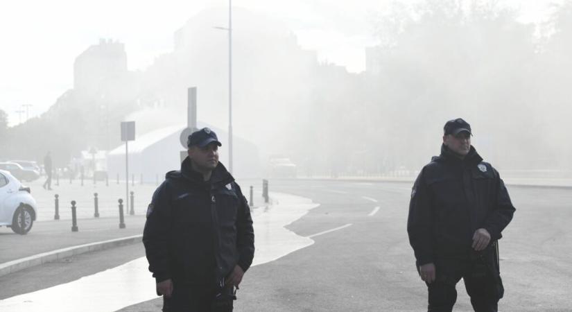 Már állítják az új sátrakat az elégettek helyére