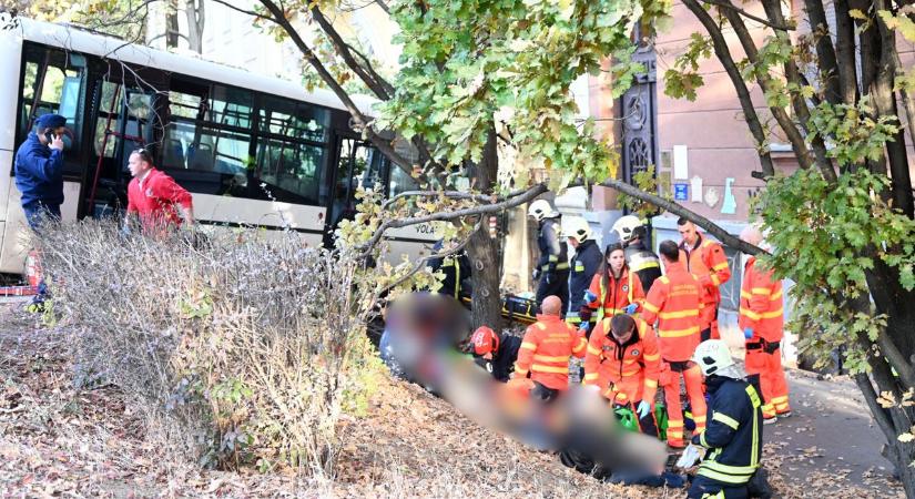 „Még járt a motor, nyomta bele a buszt a falba” – itt van minden, amit a szolnoki buszbalesetről tudni lehet