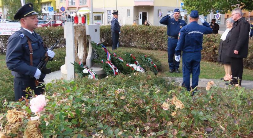 A forradalom hőseinek tisztelet, emlékezés és ima kell, hangzott el Kapuváron - Képgaléria, videó