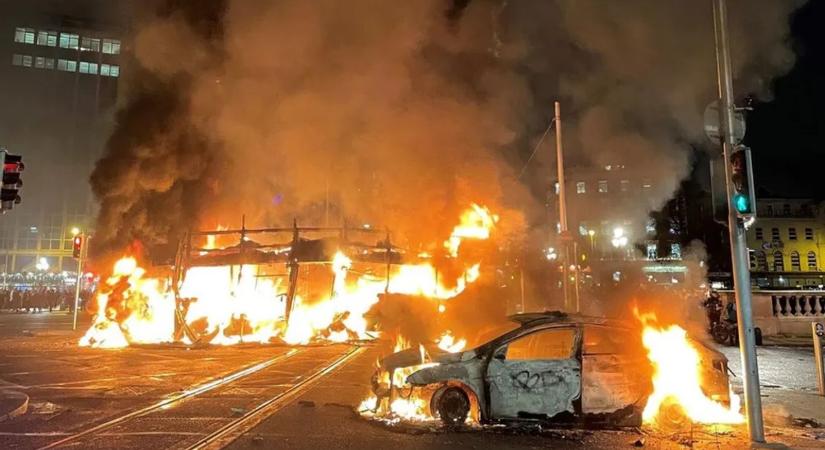 Zavargások törtek ki Írországban. A mérleg: 6 letartóztatás, lángoló rendőrautó, egy sérült rendőr