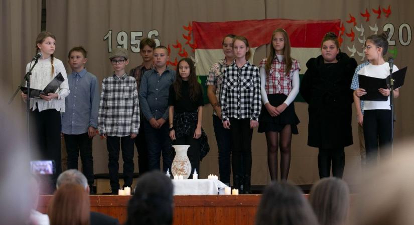Helvécián is fejet hajtottak az emlékezők a szabadságharc hősei előtt – fotók
