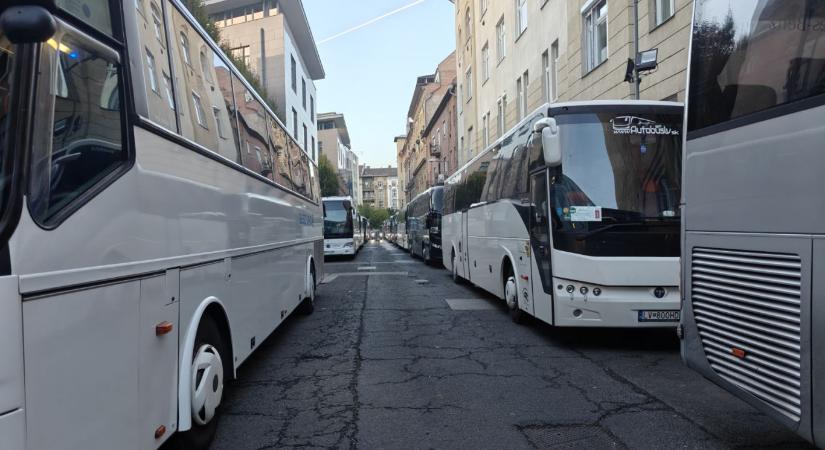 Mi ez a sok külföldi rendszámú busz a városban, csak nem a Békemenetre jöttek?