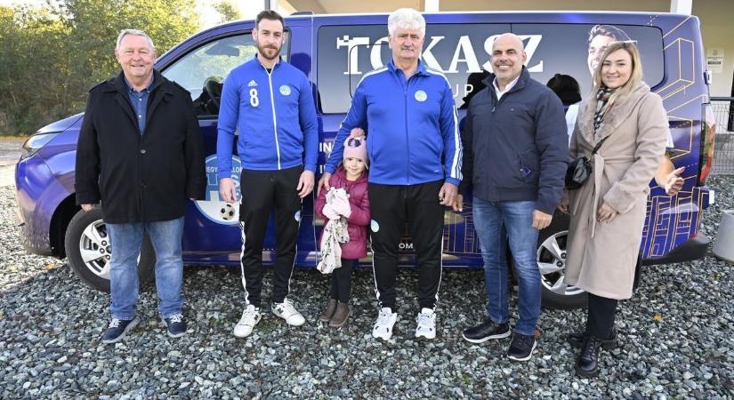 Elektromos kisbusszal gazdagodott a hegyeshalmi sportegyesület, fotón mutatjuk a járgányt