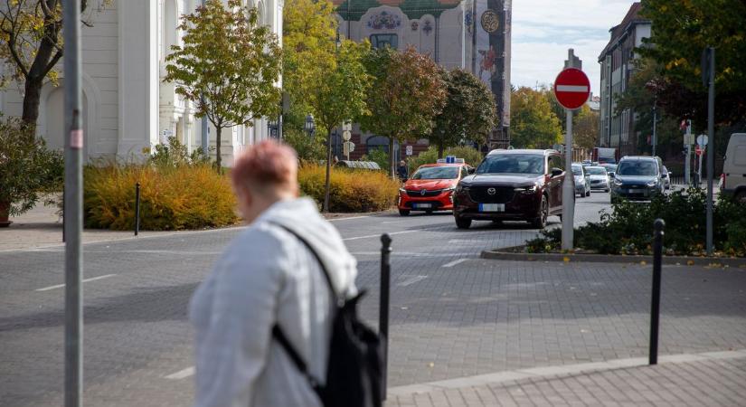 Véget érhetnek az éjszakai gyorsulások, forgalomlassító burkolatot kap a Kiskörút – fotók