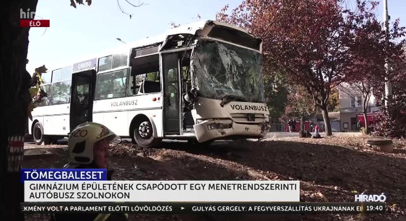 Autóbusz csapódott egy gimnáziumba Szolnokon  videó