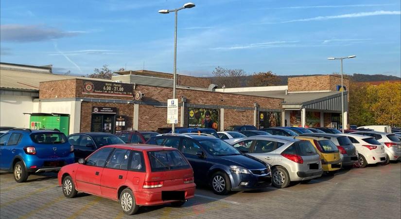 Utolsó pillanatos éhezők viadala, avagy Tatabányán is mindenki most akart mindent is megvenni