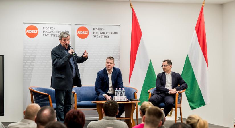 Lemondták Menczer Tamás ünnepi beszédét – sértődötten sorolta, mi mindent “tett” az ott élőkért