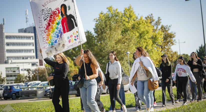 Vészkijárat Extra: Menő molinókkal a függőségek ellen