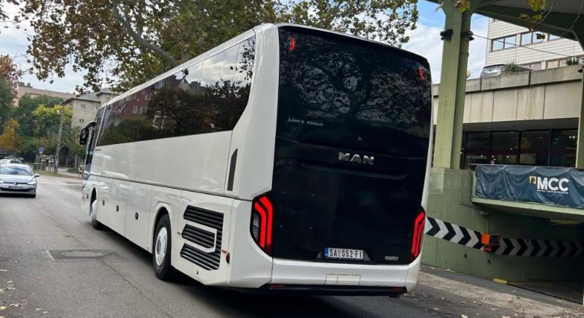 Az MCC szerint nem a Békemenet résztvevői, hanem határon túli diákok érkeztek a Duna-parton álló buszokkal