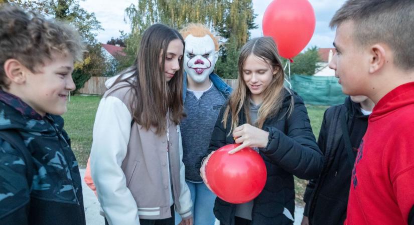 Halloweeni hangulatban tájékozódtak a diákok Székesfehérváron – galéria