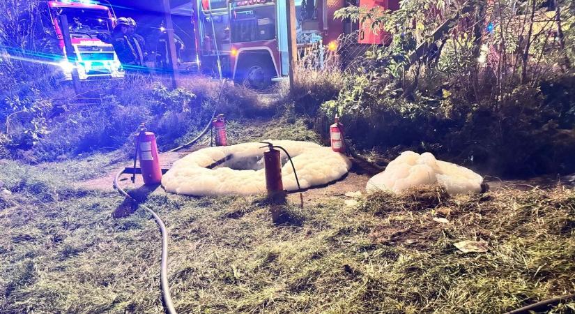 Győri fővonal: a sorompók nem mindenhol működnek - fotók a hétvégi tűzről