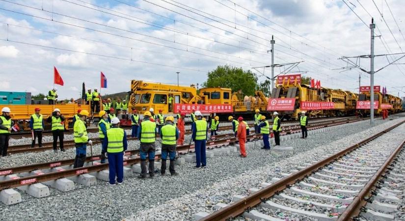 Történelmi pillanat: videón az első mozdony a Budapest-Belgrád vasútvonal magyar szakaszán – "Volt olyan gyorsulás, hogy csak úgy porzott utánuk a töltés"