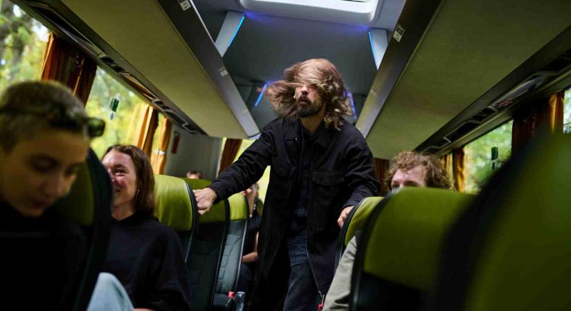 MINDEN CSAK EGYSZER TÖRTÉNIK MEG PerformanszBusz, Trafó