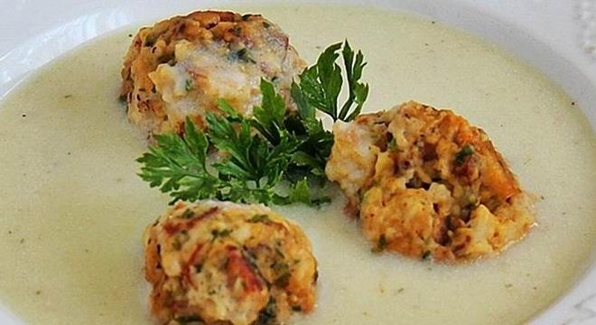 Zellerkrémleves selymesen, kolbászos zsemlegombóccal