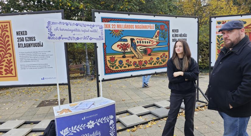 “Ezért élünk rosszul!” – Már látható a “Fidesz-kormány elképesztő luxizását” bemutató kiállítás Debrecenben