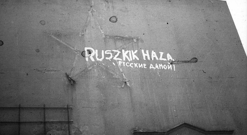 A „Ruszkik, haza!” ma azt jelenti: globalisták, brüsszeliták és antifák, haza!