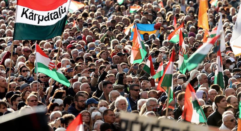 Sorsdöntő lesz a mai békemenet: Orbán Viktor beszédére figyel a világ