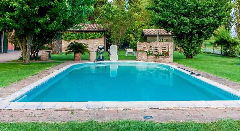 Medenceszezon vége: kiöntözhető a medence vize a kertbe?