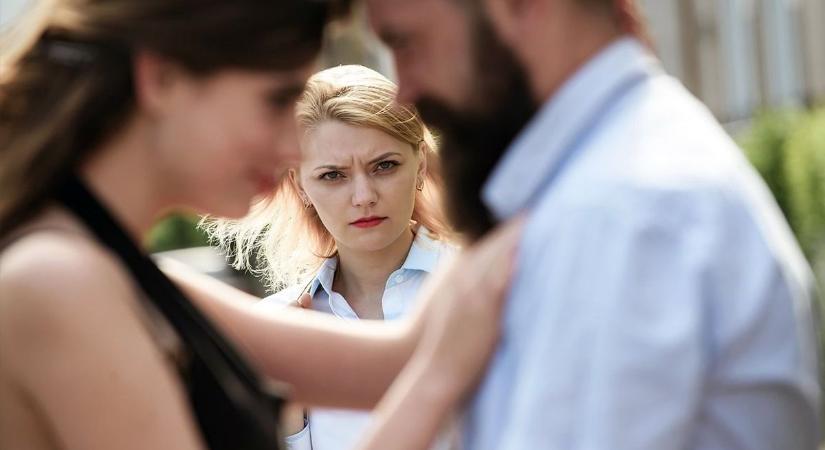 „Megöllek titeket!” – Zaklatás és garázdaság miatt vádat emeltek egy nő ellen