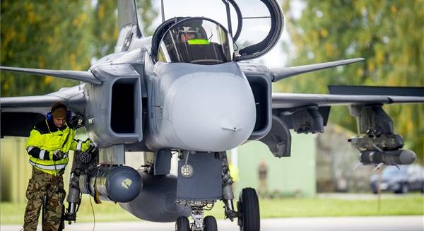Az ukrán elnök Gripen vadászgépek beszerzéséről írt alá szándéknyilatkozatot a svéd kormányfővel