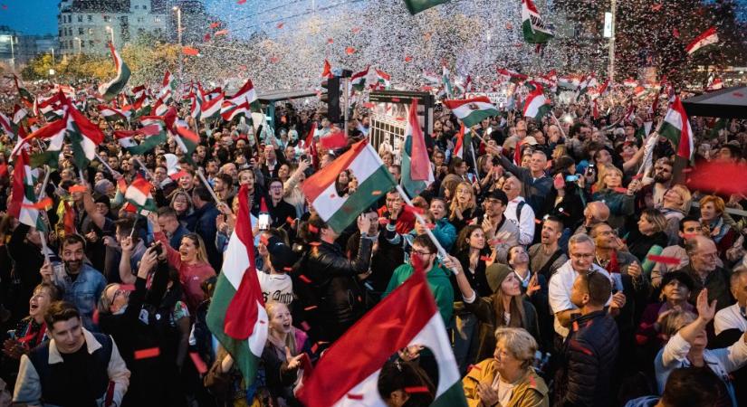 „Ki az a Zsolti bácsi?”– felirattal várja a Momentum a Békemenet résztvevőit a gyülekezőnél