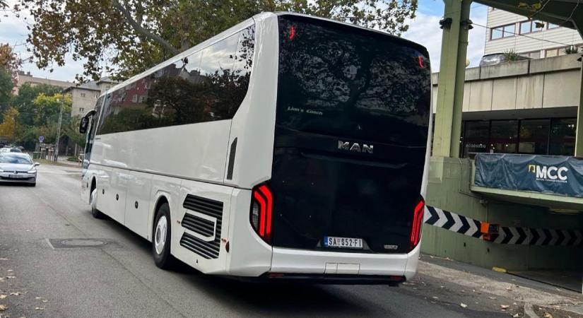 Filmvetítésre érkező diákok busza parkolt az MCC épülete előtt