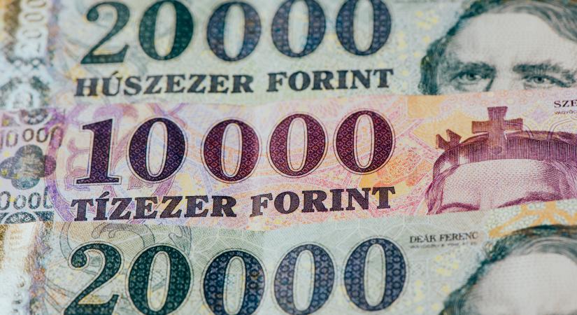 Egyelőre elmarad az ünnepi hangulat: gyengüléssel kezdte a napot a forint