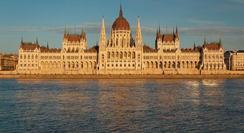 Az adótörvényeket és a tavalyi zárszámadást tárgyalja a parlament
