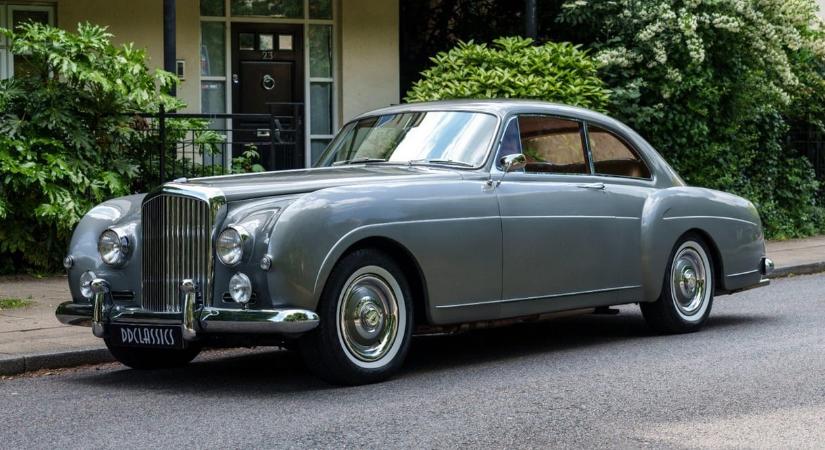 1956-ba repít vissza ez a gyönyörű szuperritka Bentley luxuskupé